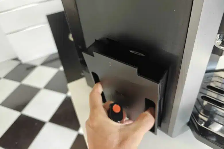 Le réservoir de marc de café.