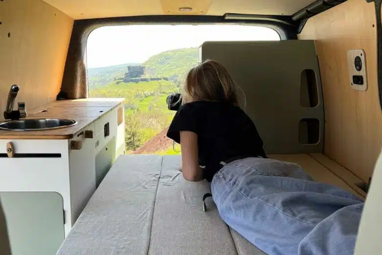 Un aménagement de véhicule pour profiter de moments d'escapade avec tout le confort nécessaire.