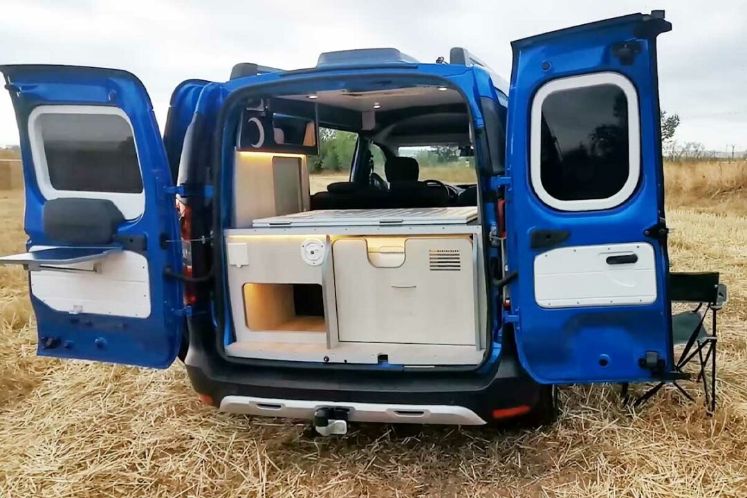 Une panoplie d'équipements pour ce mini camper aménagé.