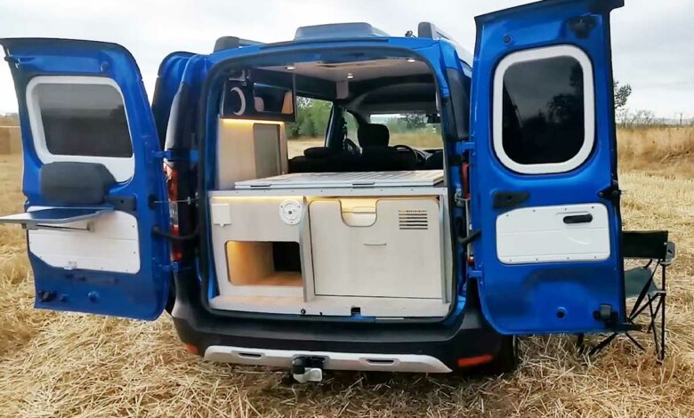 Une panoplie d'équipements pour ce mini camper aménagé.