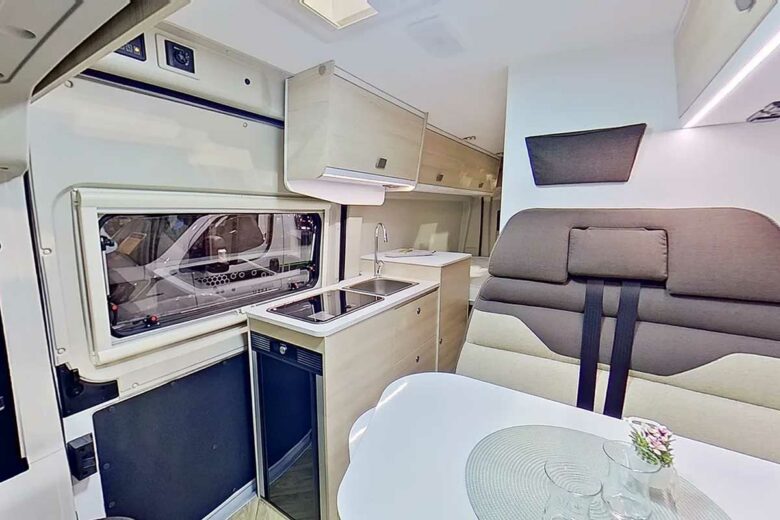 Un espace de vie bien équipé et bien pensé.