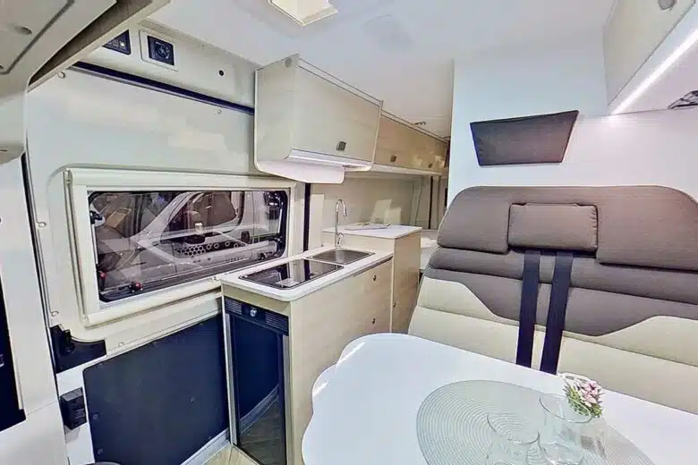 Un espace de vie bien équipé et bien pensé.