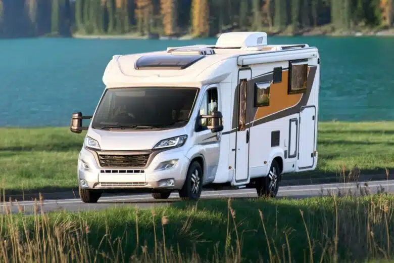 Un camping car sur la route.