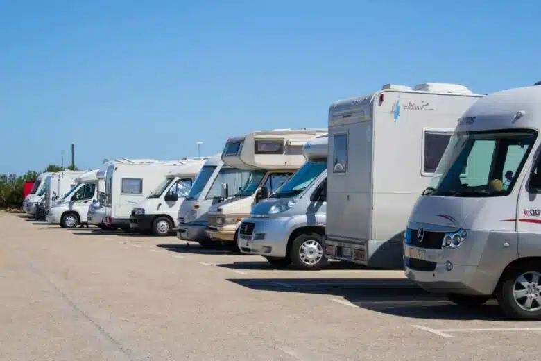 Un parking pour camping car bondé.