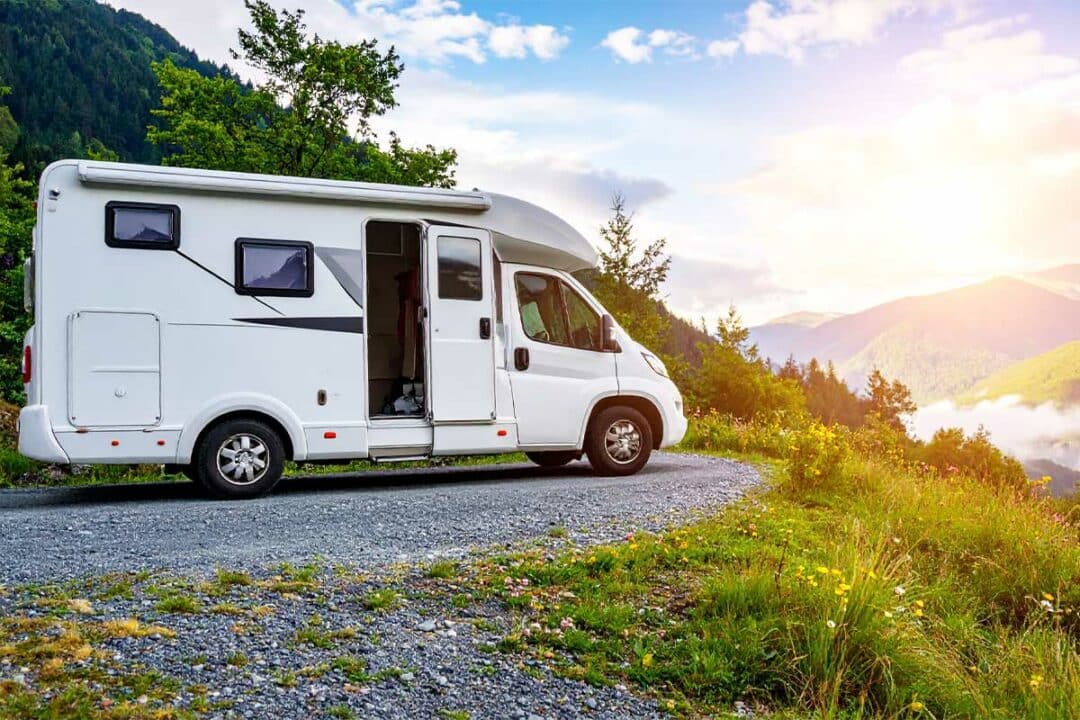 Un camping car posé en pleine nature.