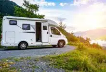 Un camping car posé en pleine nature.