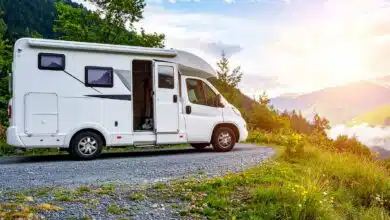 Un camping car posé en pleine nature.