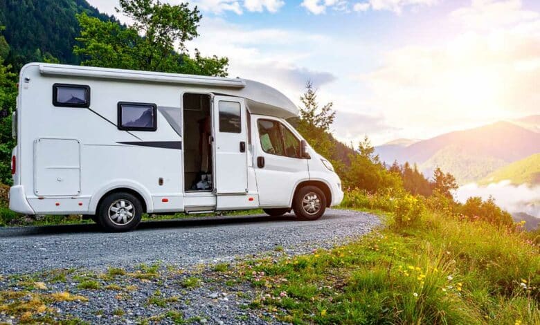 Un camping car posé en pleine nature.