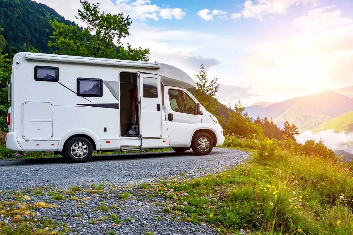 Un camping car posé en pleine nature.