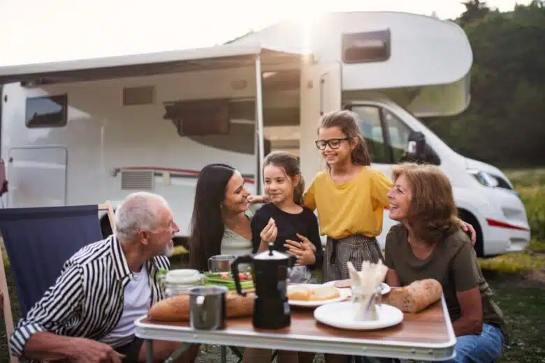 Une famille avec un camping car.