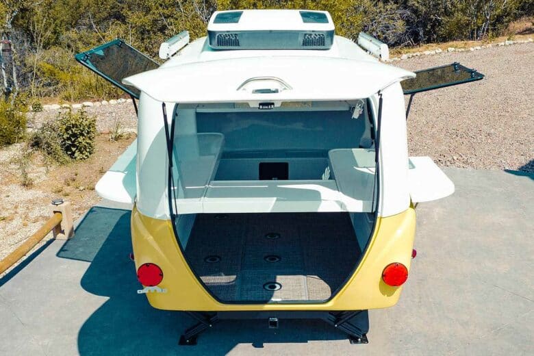 Une caravane au style rétro avec de grandes ouvertures.