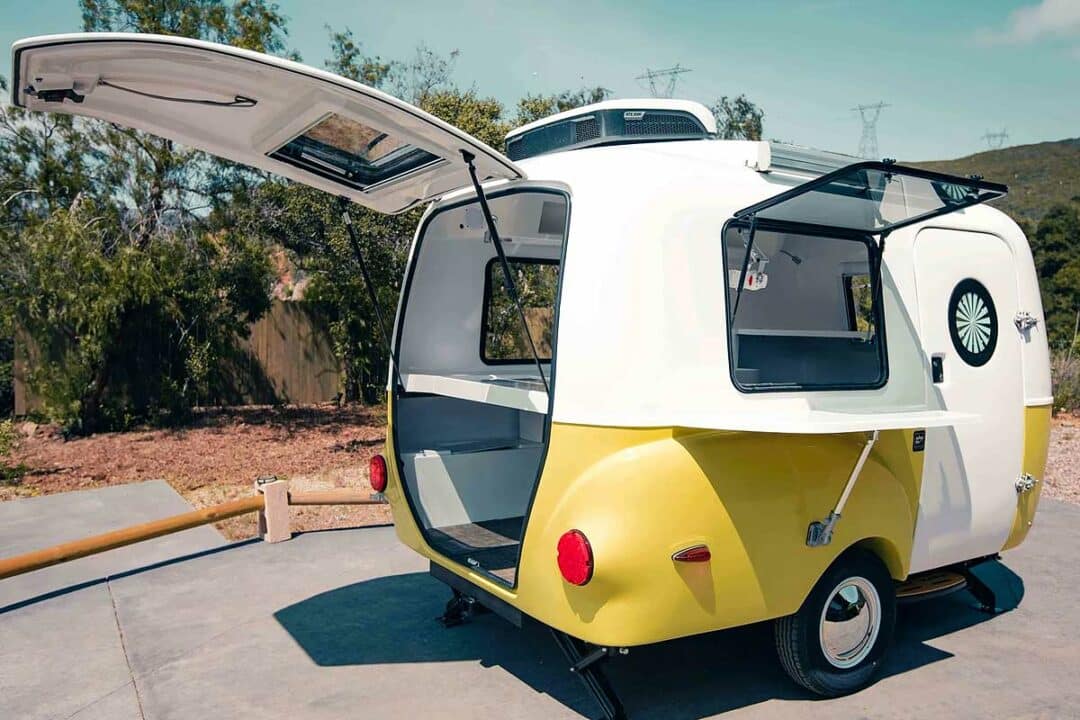 Une mini caravane à l'allure rétro qui peut accueillir une activité commerciale grâce à ses larges ouvertures.