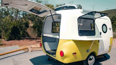 Une mini caravane à l'allure rétro qui peut accueillir une activité commerciale grâce à ses larges ouvertures.