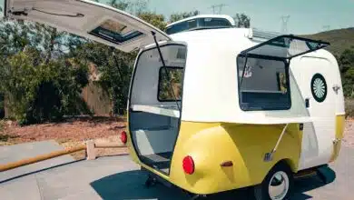 Une mini caravane à l'allure rétro qui peut accueillir une activité commerciale grâce à ses larges ouvertures.