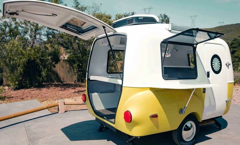 Une mini caravane à l'allure rétro qui peut accueillir une activité commerciale grâce à ses larges ouvertures.