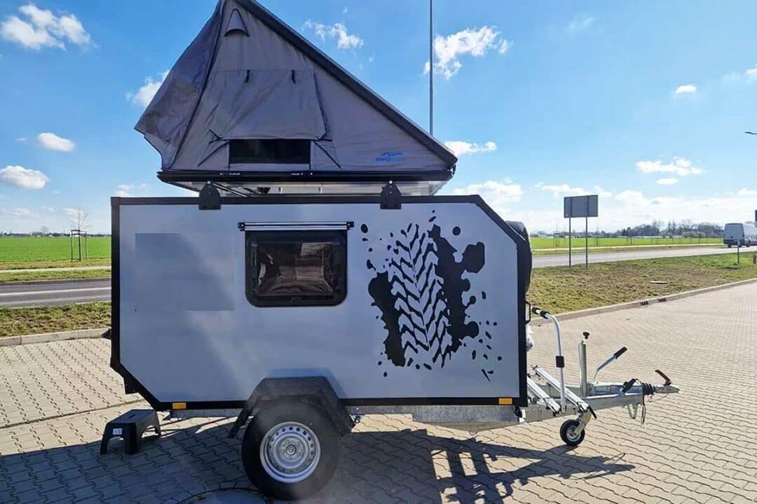 Le modèle XO CrossCamp 147 équipé d'une tente de toit.