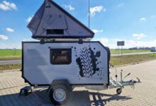 Le modèle XO CrossCamp 147 équipé d'une tente de toit.