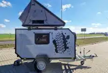 Le modèle XO CrossCamp 147 équipé d'une tente de toit.