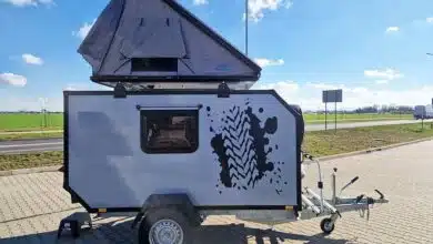 Le modèle XO CrossCamp 147 équipé d'une tente de toit.