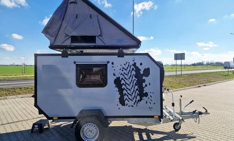 Le modèle XO CrossCamp 147 équipé d'une tente de toit.