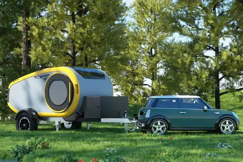 Une caravane qui peut être tractée par une petite voiture.