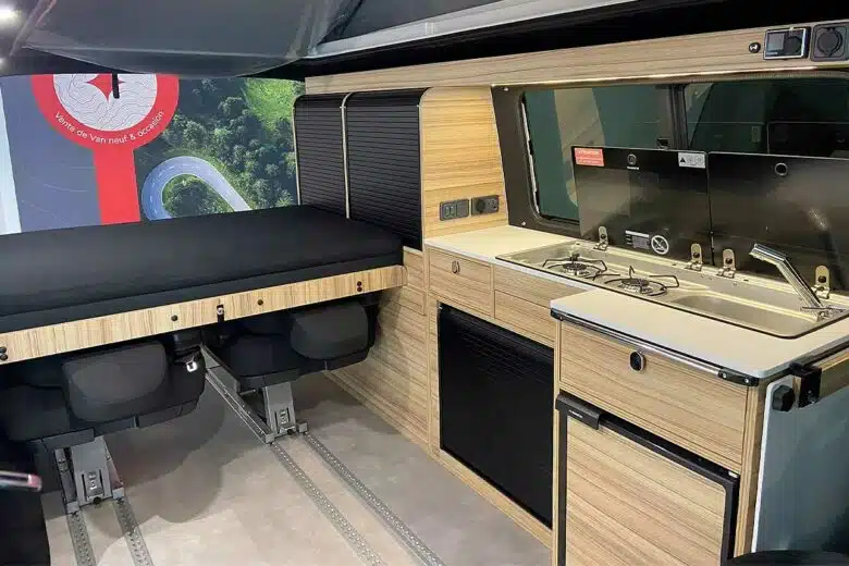 L'intérieur du VW Transporter aménagé par Mikitvan.