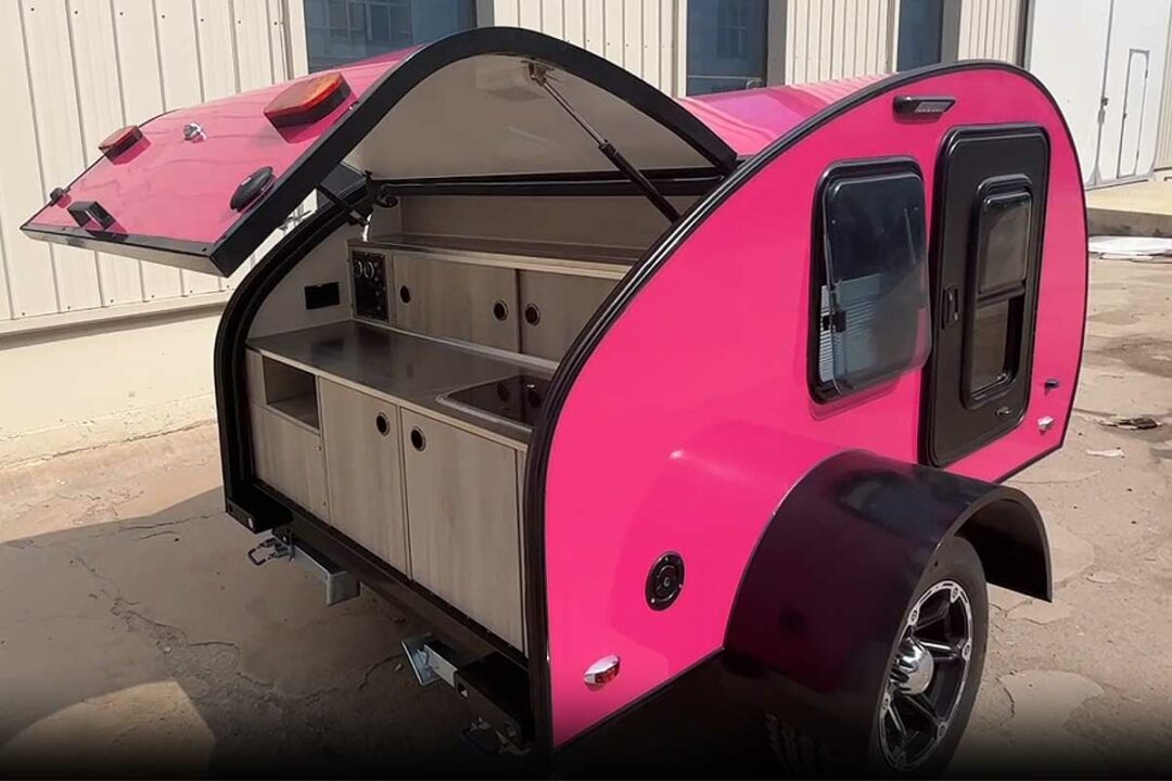 Une mini caravane qui dispose d'un coin cuisine.