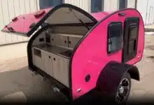Une mini caravane qui dispose d'un coin cuisine.