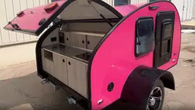 Une mini caravane qui dispose d'un coin cuisine.
