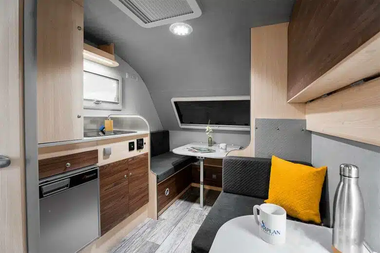 Le côté salon qui peut se transformer en coin couchage.