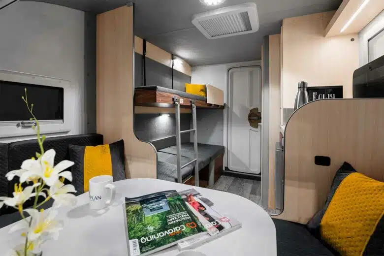 Une impression d'espace dans un petit modèle de caravane.