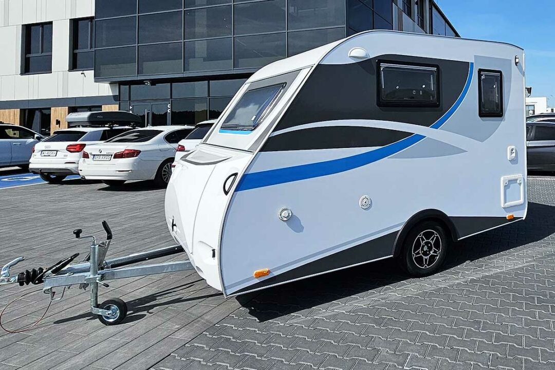 Le modèle Tommy BD de chez TOMPLAN est une caravane compacte qui n'a rien à envier aux grandes.