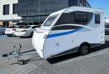 Le modèle Tommy BD de chez TOMPLAN est une caravane compacte qui n'a rien à envier aux grandes.