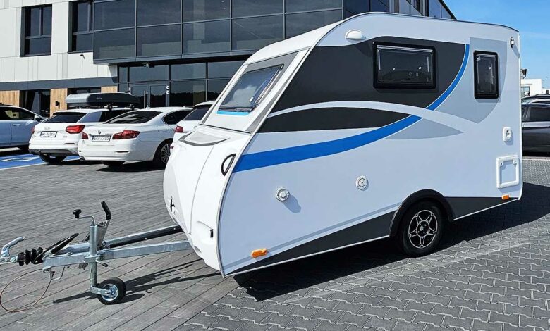 Le modèle Tommy BD de chez TOMPLAN est une caravane compacte qui n'a rien à envier aux grandes.