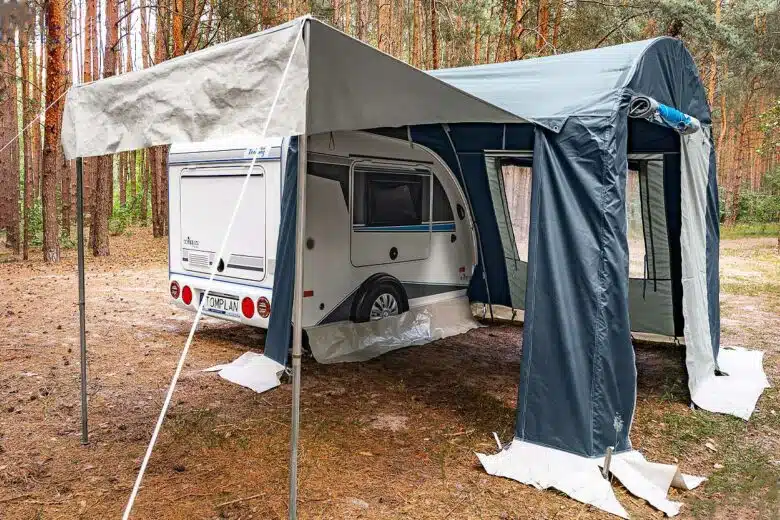 Une mini caravane disposant de nombreuses options dont un auvent extérieur.