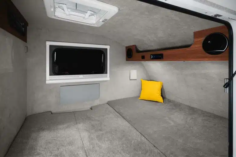 Un espace couchage de 200×140 cm qui peut accueillir deux adultes.
