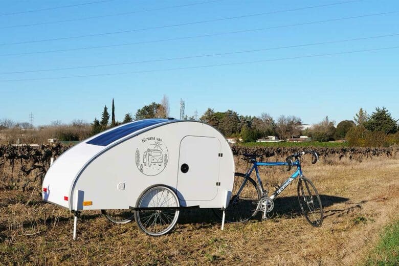 Une mini caravane teardrop pour vélo.