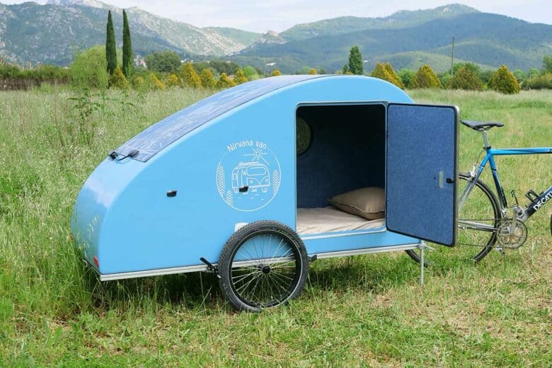 Une mini caravane avec un couchage toujours prêt.
