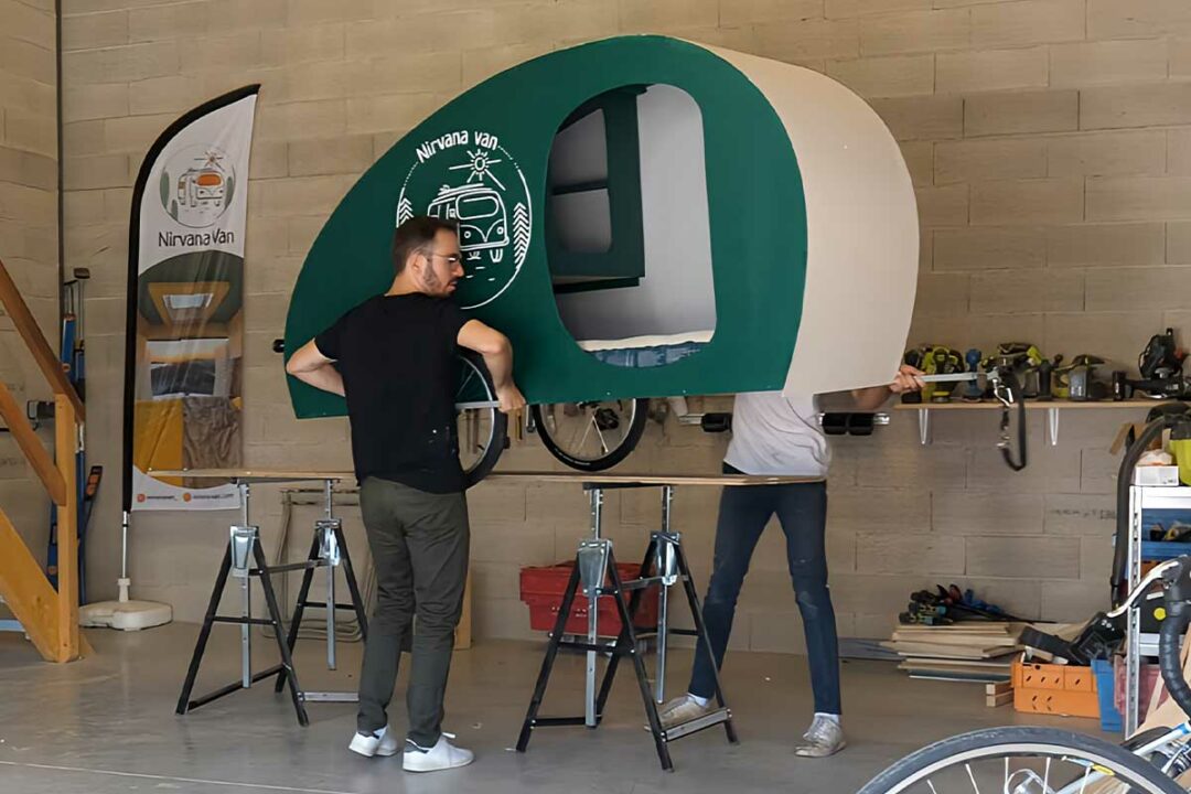 Une caravane tractable à vélo ultra-légère.