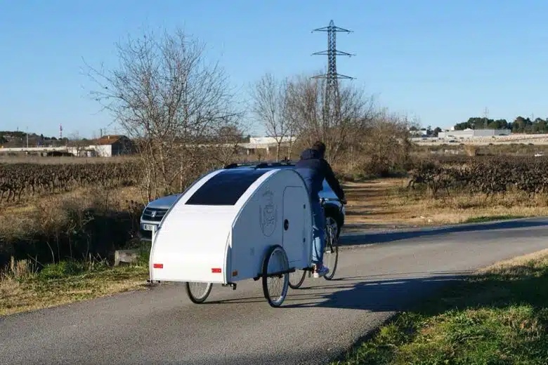 Une mini caravane pour vélo et c'est parti pour l'aventure.