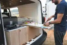 Préparation d'un repas avec le van aménagé.