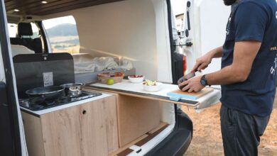 Préparation d'un repas avec le van aménagé.