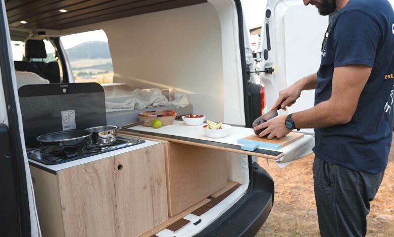 Préparation d'un repas avec le van aménagé.