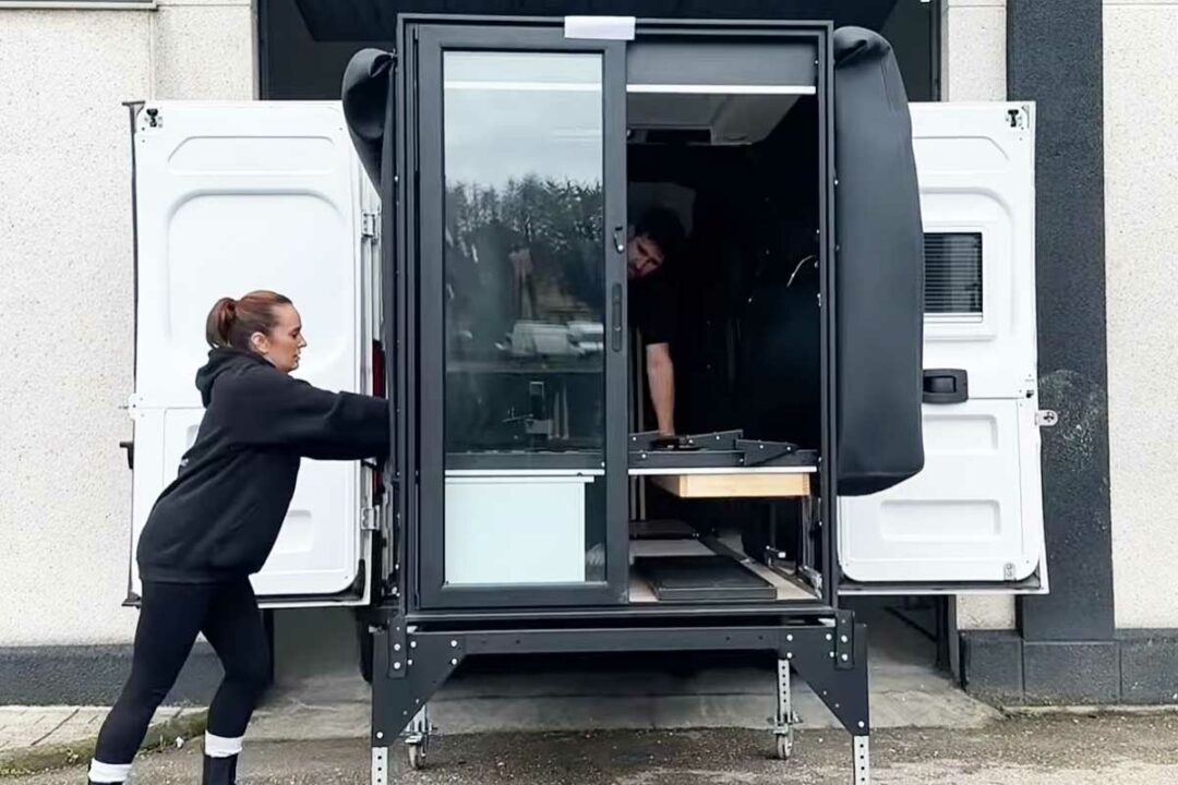 Un aménagement rapide à base de cubes pré équipés qui s'installent et se désinstallent en quelques instants.