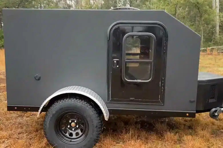 Une mini-caravane Rambler terminée, avec un revêtement noir ajouté pour la finition.
