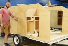La mini caravane Rampler en cours de construction par le créateur du kit.