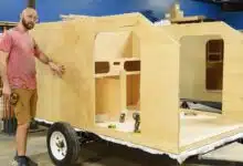 La mini caravane Rampler en cours de construction par le créateur du kit.