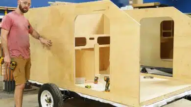 La mini caravane Rampler en cours de construction par le créateur du kit.