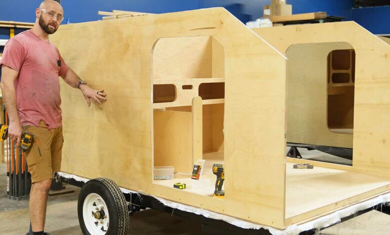 La mini caravane Rampler en cours de construction par le créateur du kit.