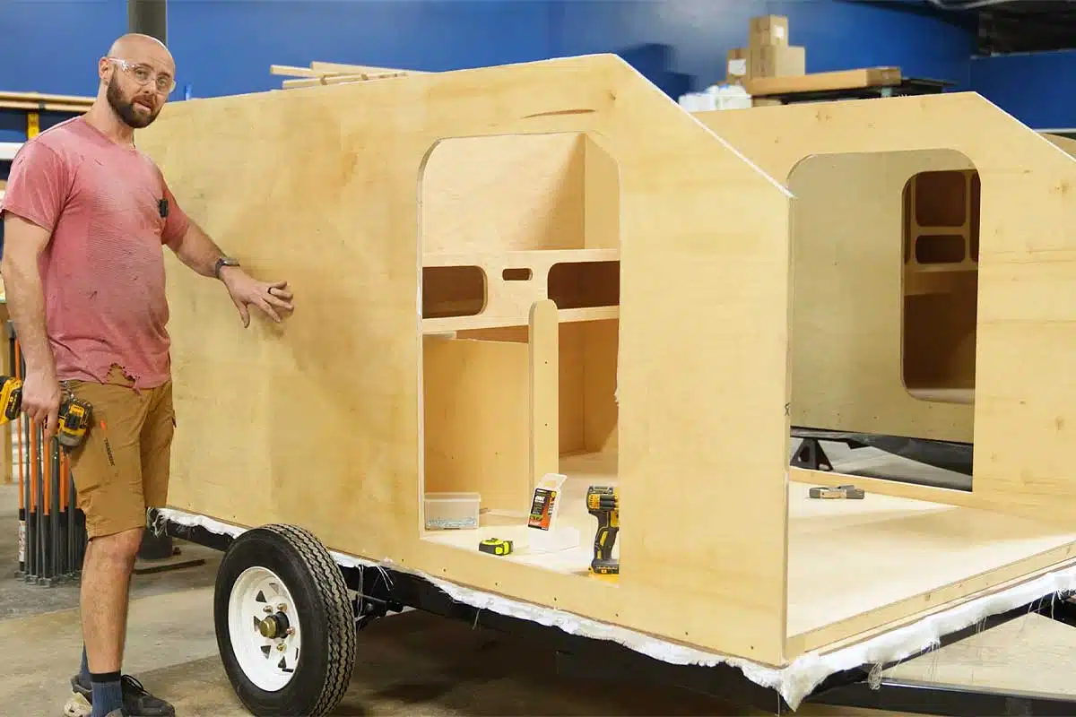 La mini caravane Rampler en cours de construction par le créateur du kit.